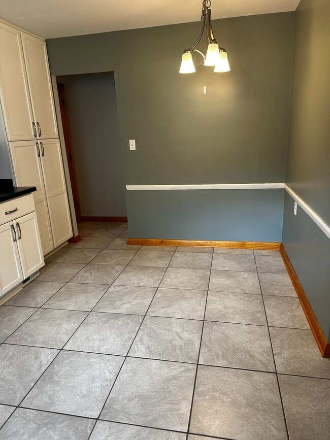 Photo - North Olmsted -5 Bedroom 2 1/2 bath large ...