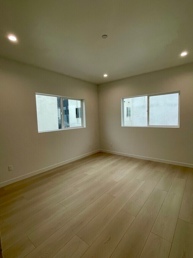 Photo - 611 1/2 W 41st Pl