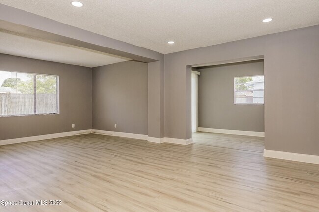 Photo - 1235 Thoreau St