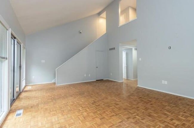 Photo - 3BD/2.5BA Townhouse located in Barfield Place!
