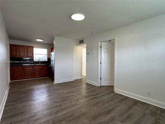 Building Photo - 5661 SW 36th Ct Unit 205