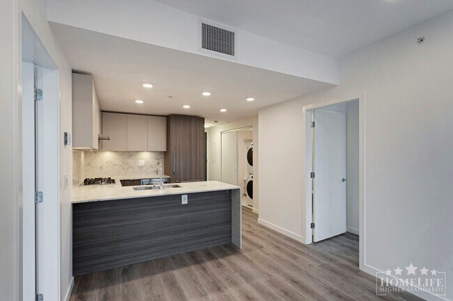 Photo - Bright & Modern 2-Bed, 2-Bath Condo in Sur... Unit 803