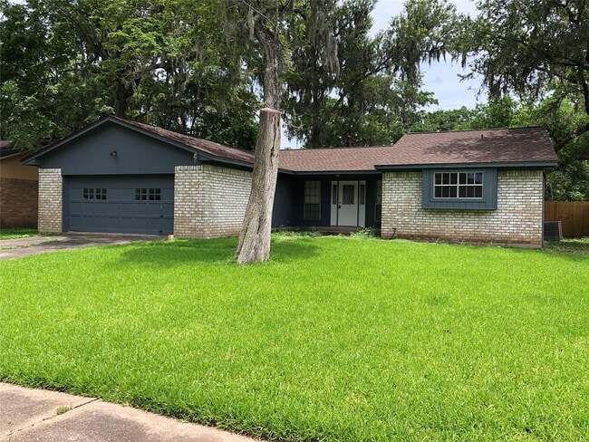 303 Dogwood St
