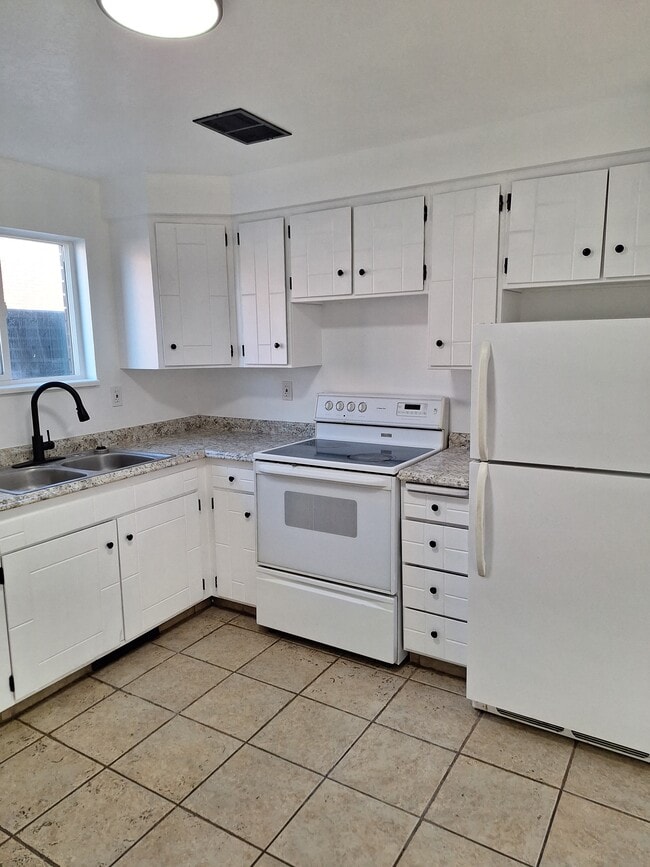 Building Photo - Roy 4-plex 2002 Unit 4