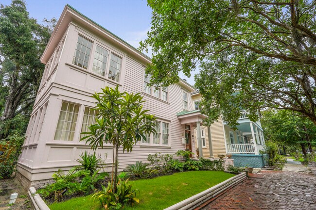 Photo - 211 W 40th St