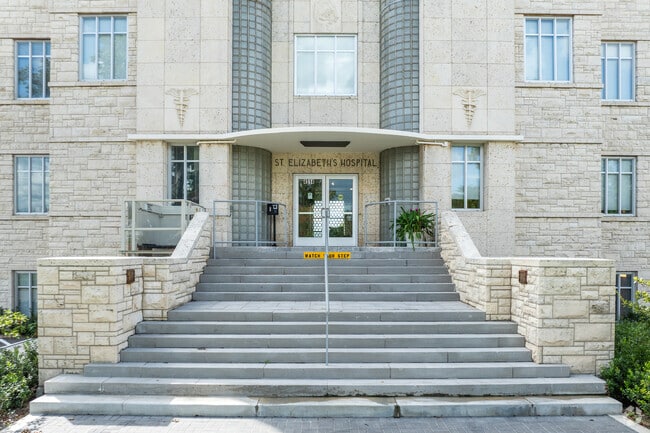 Entrada - St. Elizabeth Place