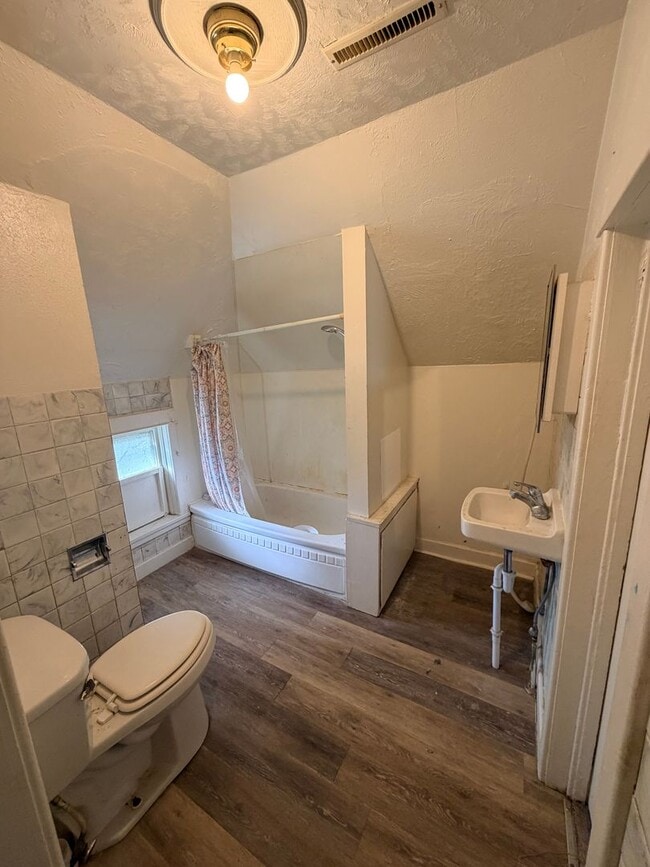 Photo - 1414 W 14th St Unit Upstairs