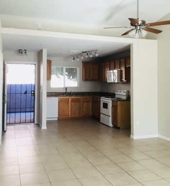 Building Photo - 2 bed 2 bath Town-home Gated in Central Phoenix!