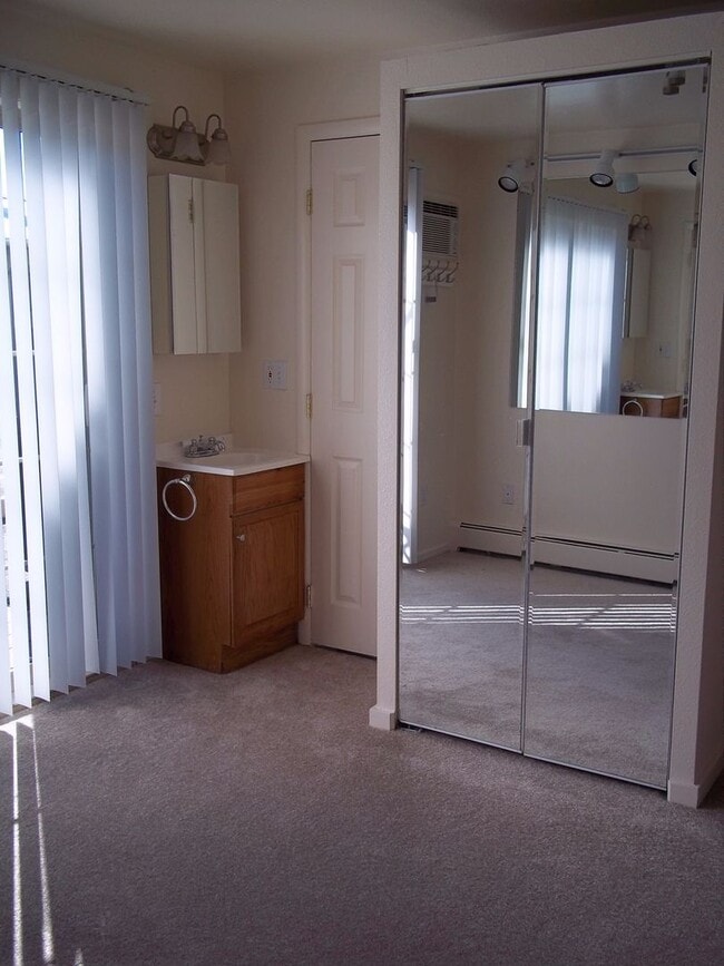 Photo - Month-to-Month ROOM w/ PRIVATE BATH in Sou... Unit 680-112 b