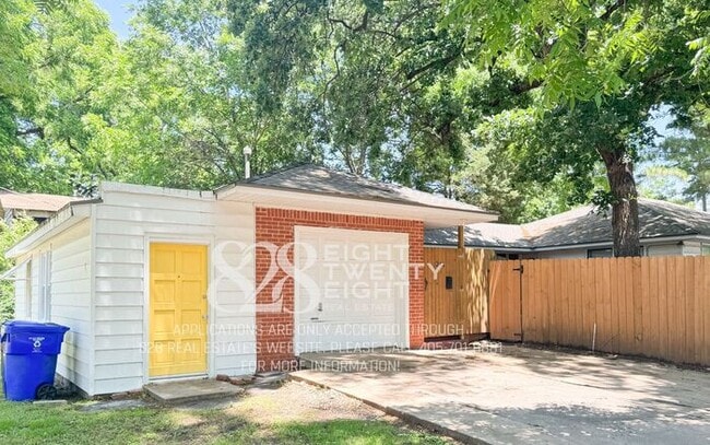Building Photo - **AVAILABLE NOW!** 3 BED/2 BATH DUPLEX - CLOSE TO CAMPUS!