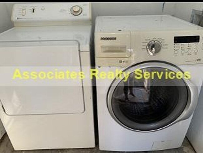 Photo - 2 Bed/2.5 bath End Unit Town home!  LOOK !!!