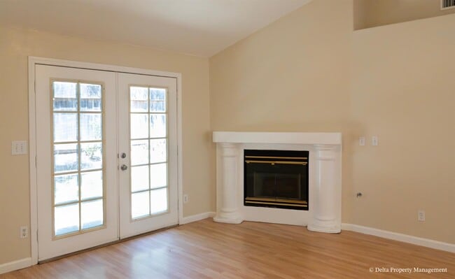 Photo - 1044 E Manhattan Ave