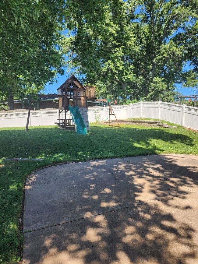 Photo - 3 bedroom 3 bathroom house with lots of extras