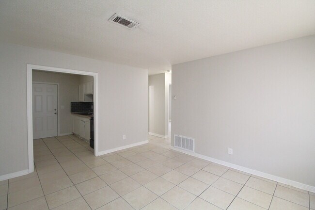 North Pensacola Duplex Near UWF & I-10 – Ready for Immediate Move-In
