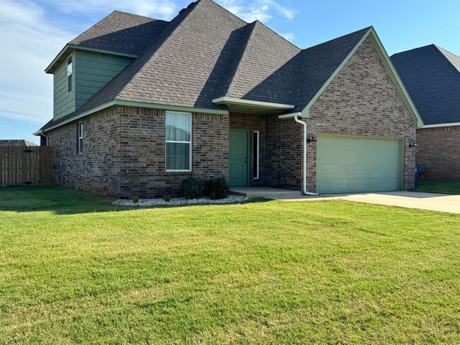 Building Photo - Spacious 3-Bedroom Home with Designer Kitc...