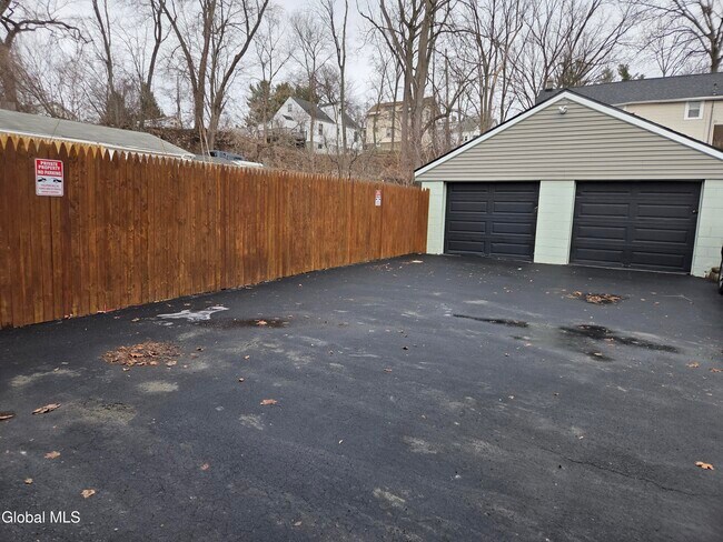 Photo - 669 Pawling Ave Unidad #2