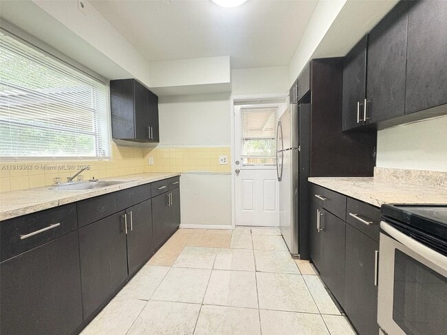 Building Photo - 1900 NW 12th Ave