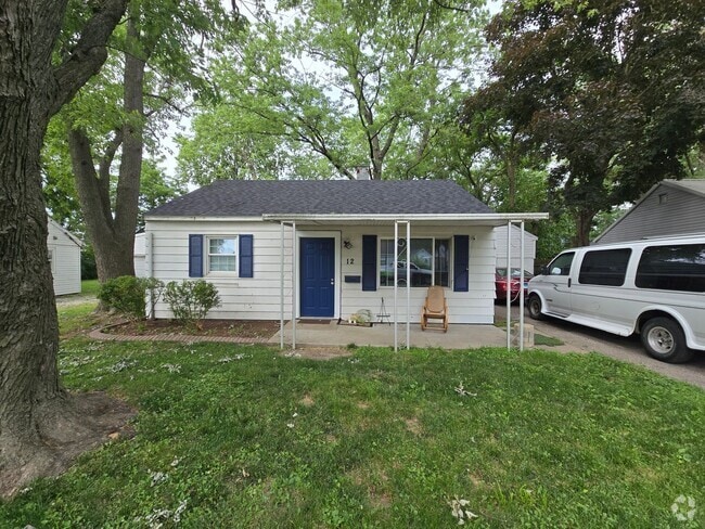 Building Photo - Centrally Located 2-Bed Home with Garage &...