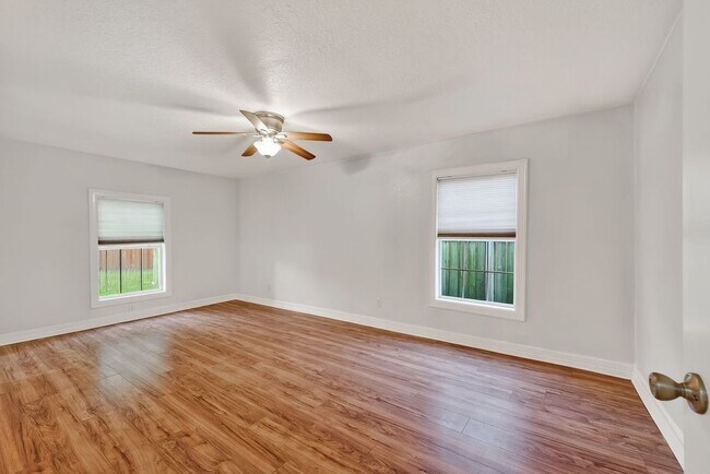 Photo - 4520 Sharon St
