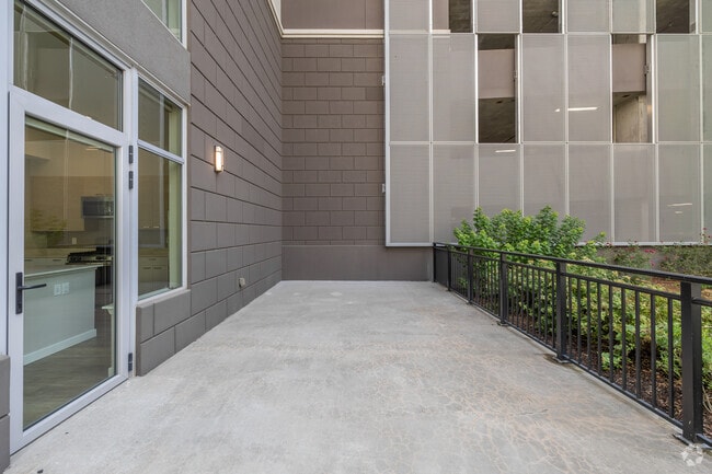 2BR, 3BA - 2,114SF - Patio