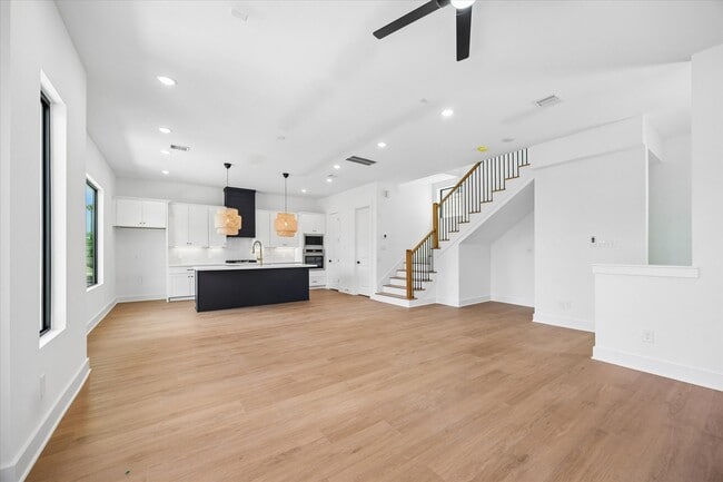 Photo - 1325 W 22nd St