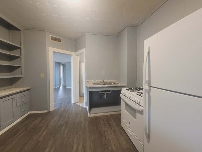 Photo - 424 1/2 N Wheeler Ave