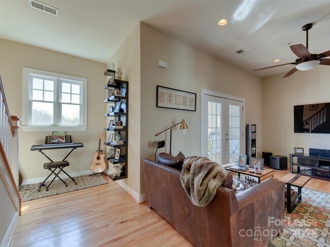 Photo - 2228 Lyndhurst Ave