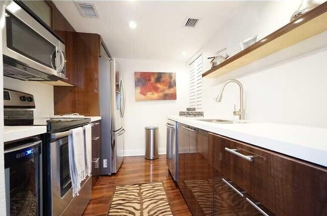 Kitchen - 900 Bay Dr Unidad 1009