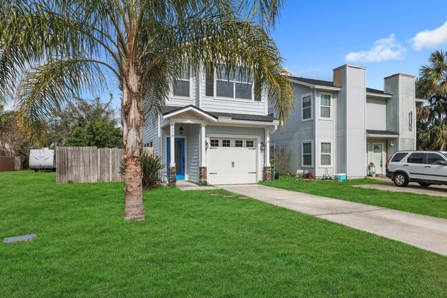 Building Photo - Beach living at it's finest! This 3 bedroo... Rental