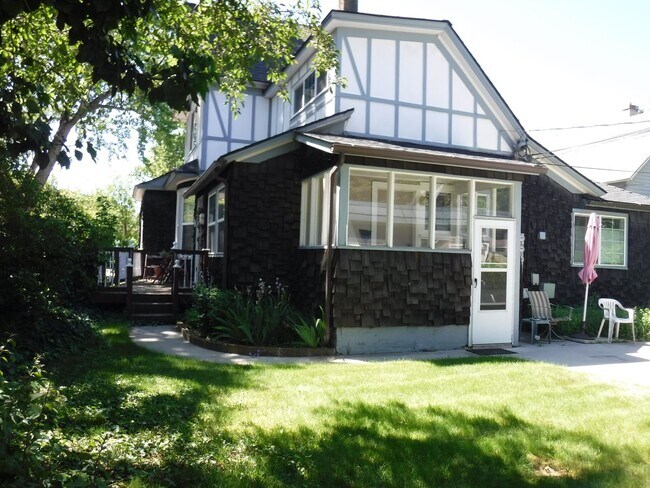 Building Photo - Adorable 1 bed 1 bath North End Apartment off 9th & Ada Unit Ada B