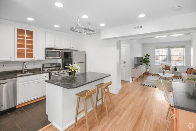 Building Photo - 827 Westwood Dr Unit 1E Rental