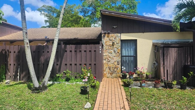 Building Photo - 532 Briarwood Cir Unit 2-48