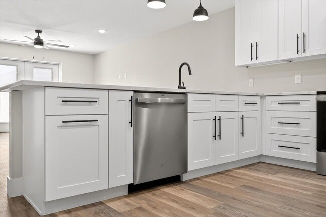Photo - Vista Ave Unit 32629 Vista