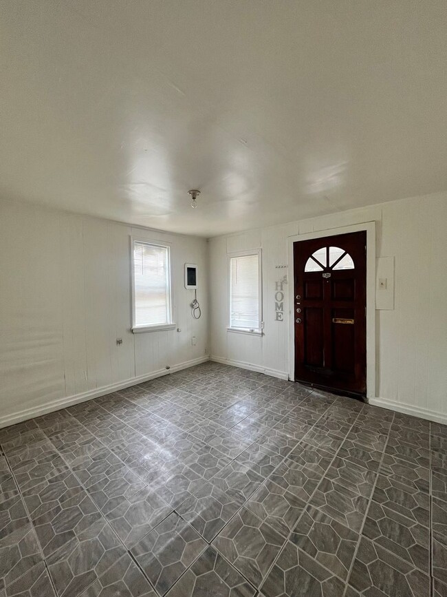 Photo - 3 Bedroom / 1 Bath Home Near Downtown