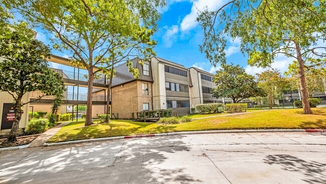 Building Photo - 3035 Walnut Bend Ln Unit 35