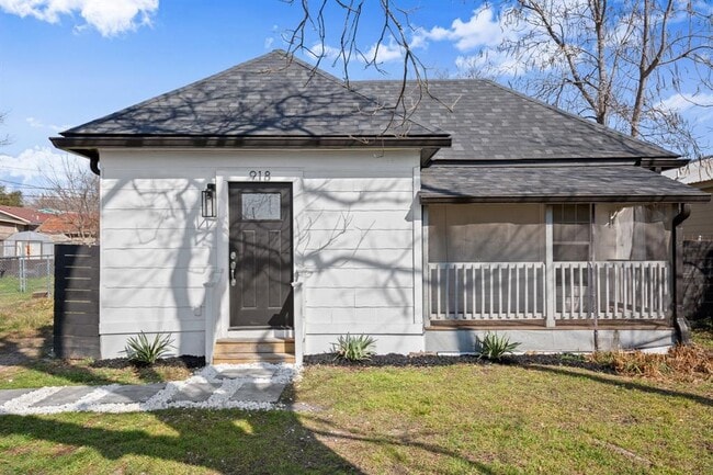 Photo - 918 W 3rd St