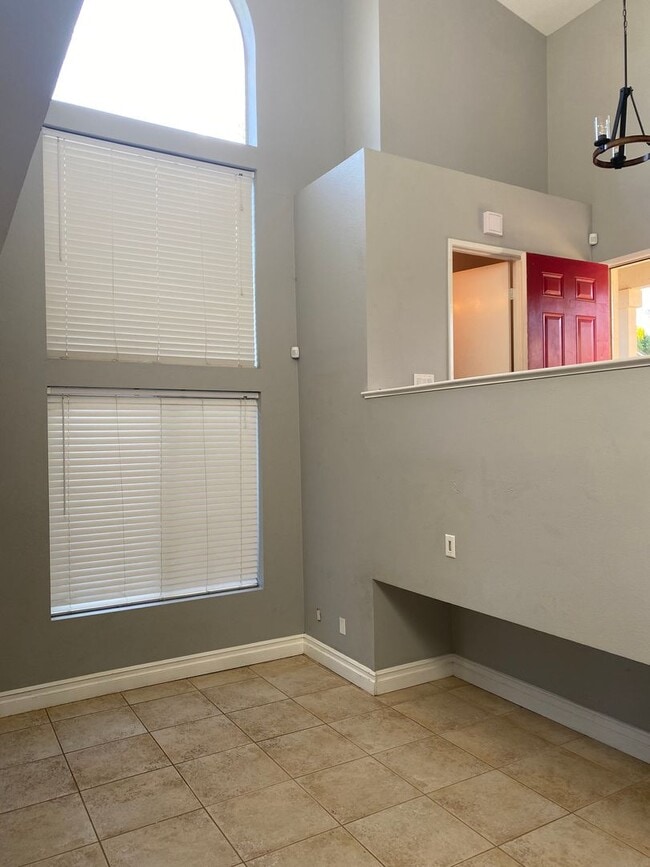823 Viewpointe Ln