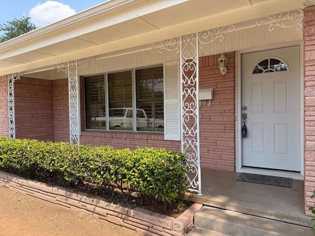 Photo - 1547 Singleton Ave