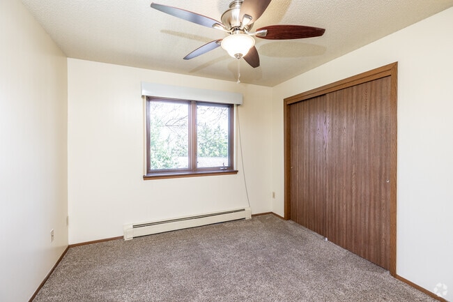 3BR, 2BA - 950 SF