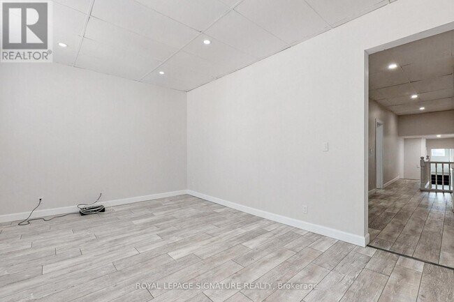 Photo - 741 Queen St E