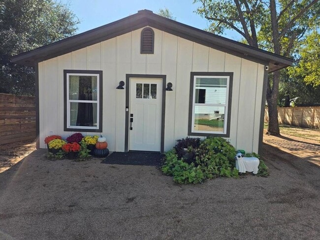 Building Photo - FOR LEASE!!!!!!!!