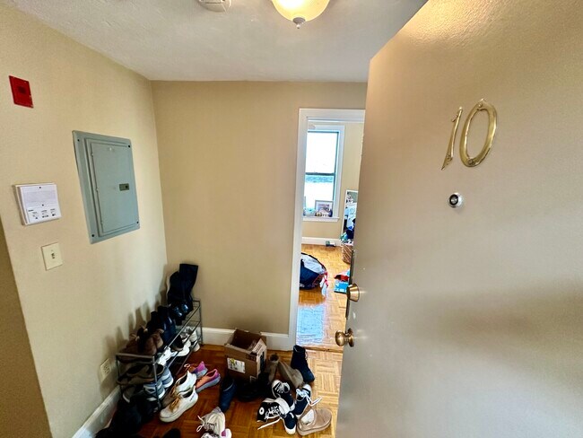 Building Photo - 17 Highgate St Unit 10