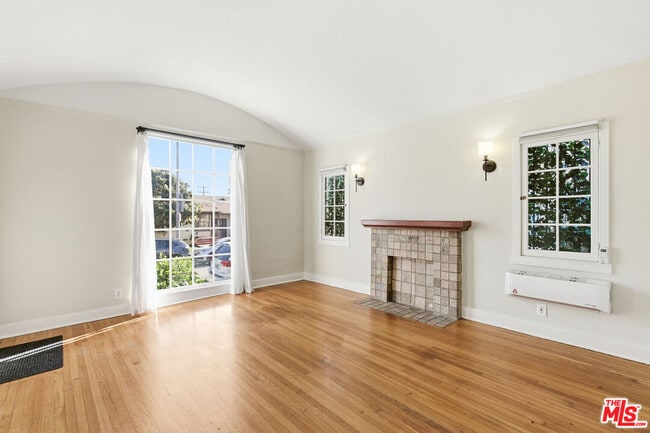 Photo - 7261 Waring Ave