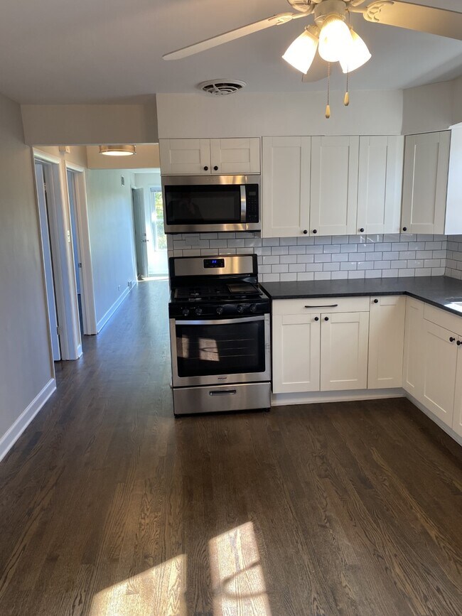 Photo - 1323 W Cossitt Ave Unit 2