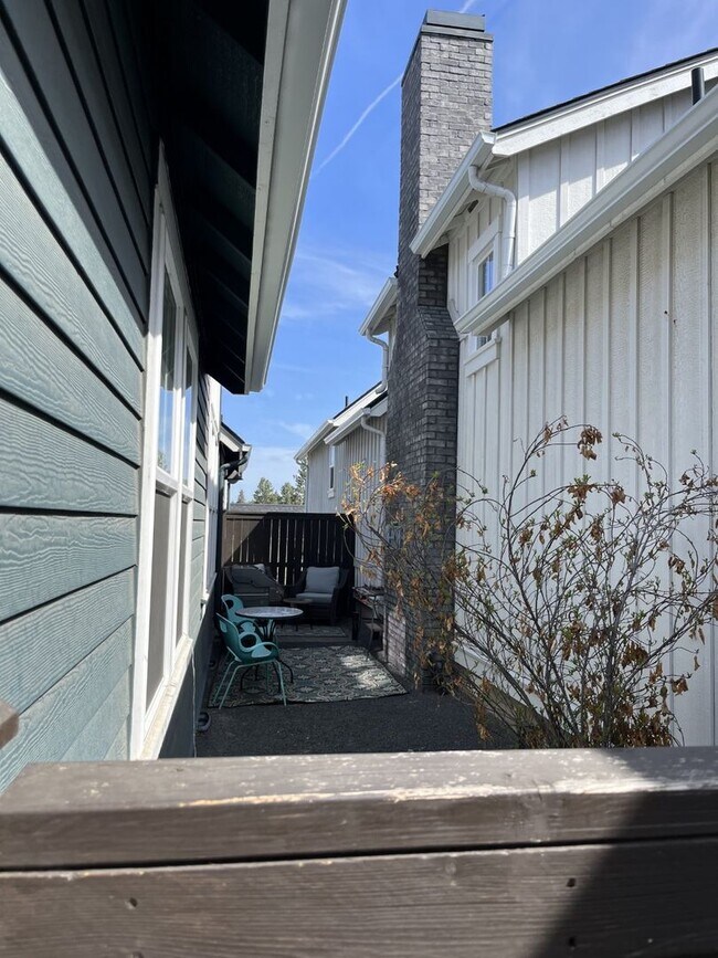 Photo - FOR RENT - Furnished 3 bed, 2 bath NorthWest Crossing Modern Townhome