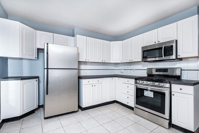 Building Photo - 92 Pine St Unit #2 Rental