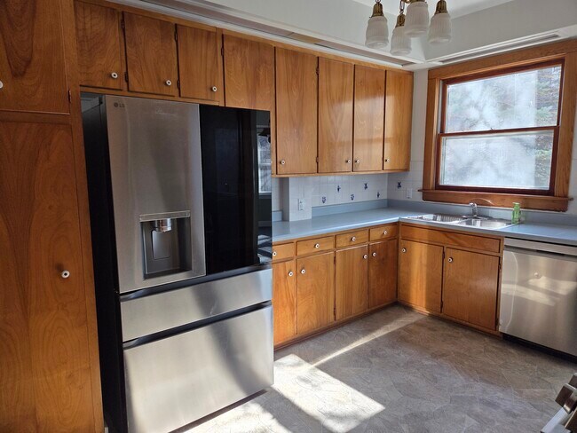 Photo - 511 W 1st St