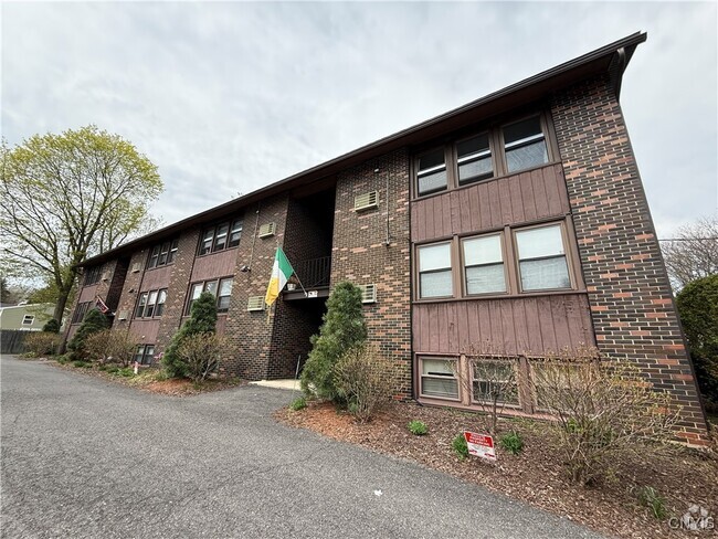 Building Photo - 120 Hasbrouck St Rental