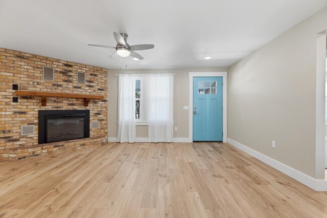 Building Photo - 103 W Centre St