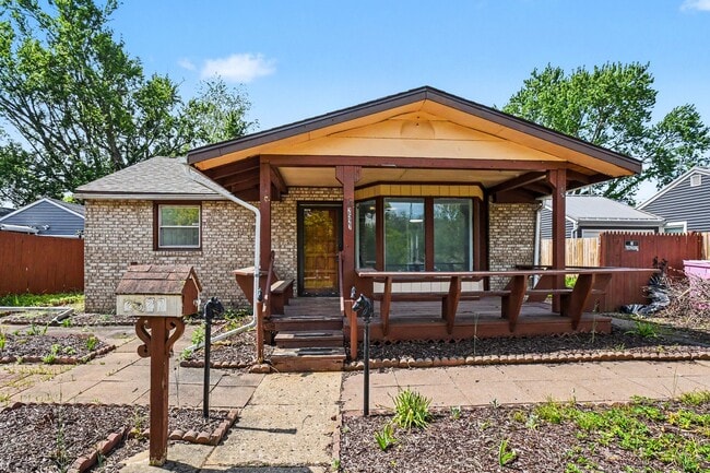 Building Photo - 2527 Riverside Dr